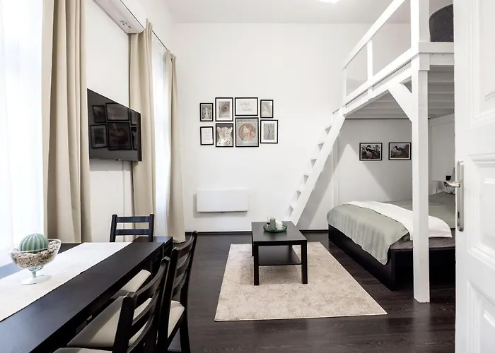 Charming Downtown Hideaway Steps From New York Cafe!