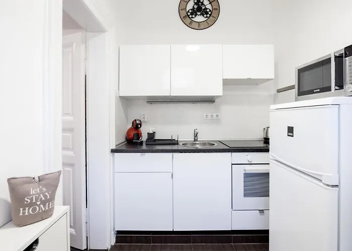 Charming Downtown Hideaway Steps From New York Cafe!