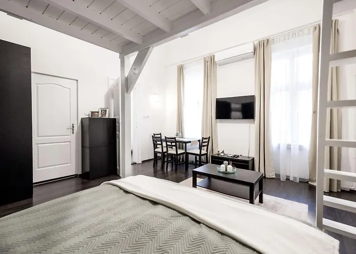 Charming Downtown Hideaway Steps From New York Cafe!