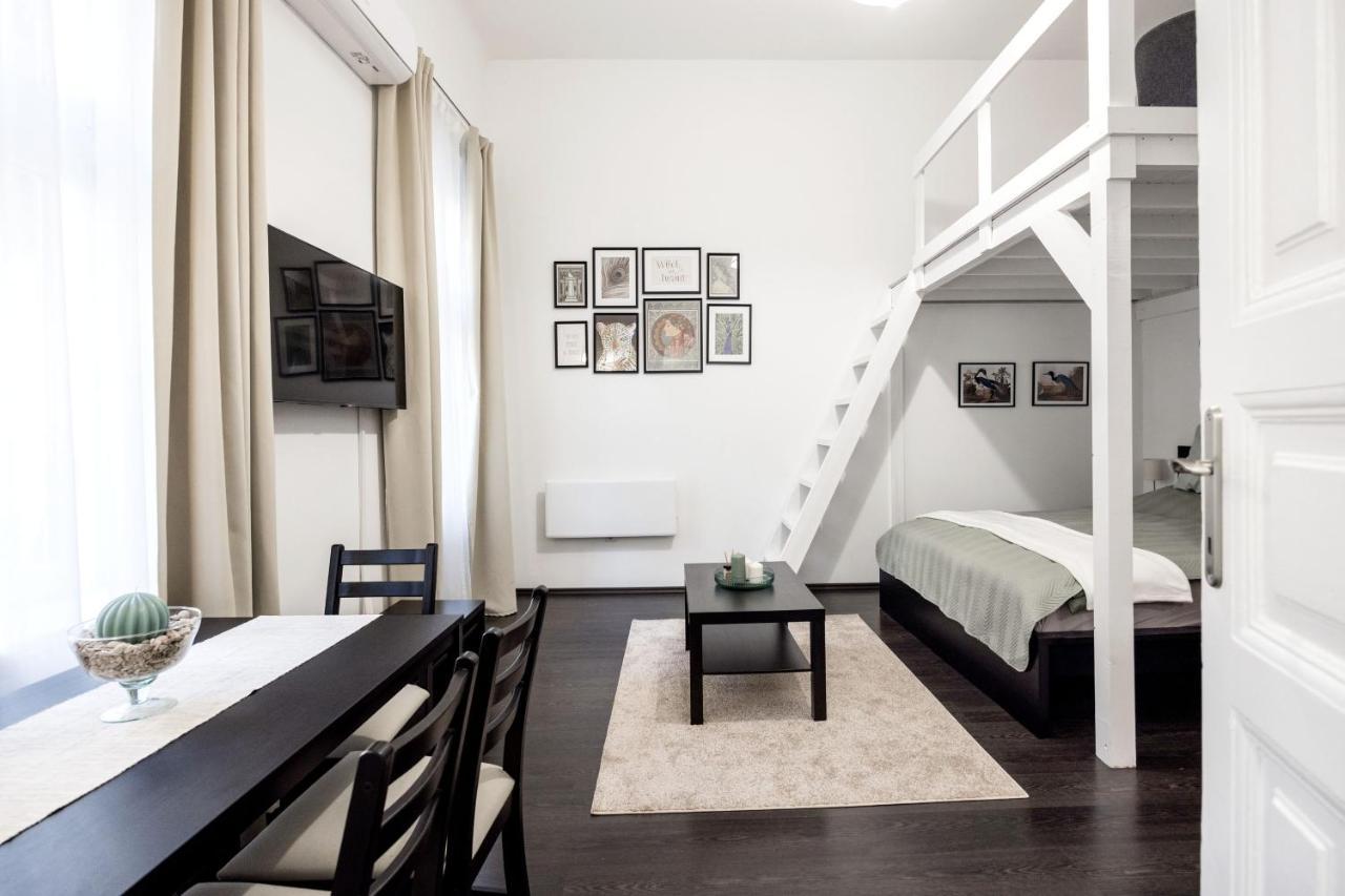 Charming Downtown Hideaway Steps From New York Cafe! Апартаменти