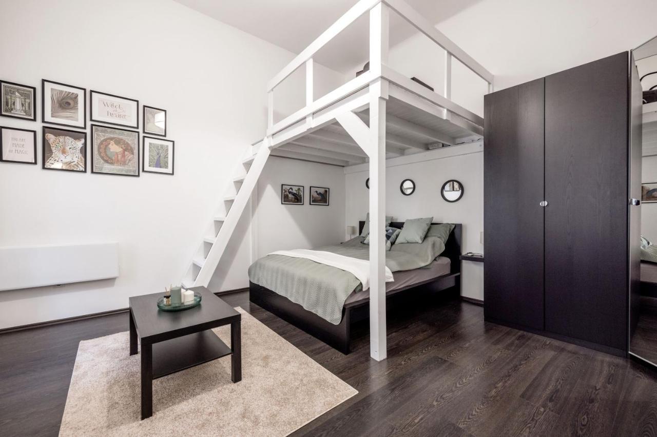 Апартаменти Charming Downtown Hideaway Steps From New York Cafe! Будапешт