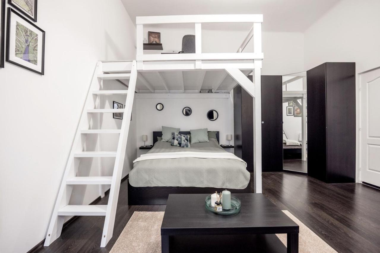Charming Downtown Hideaway Steps From New York Cafe! *