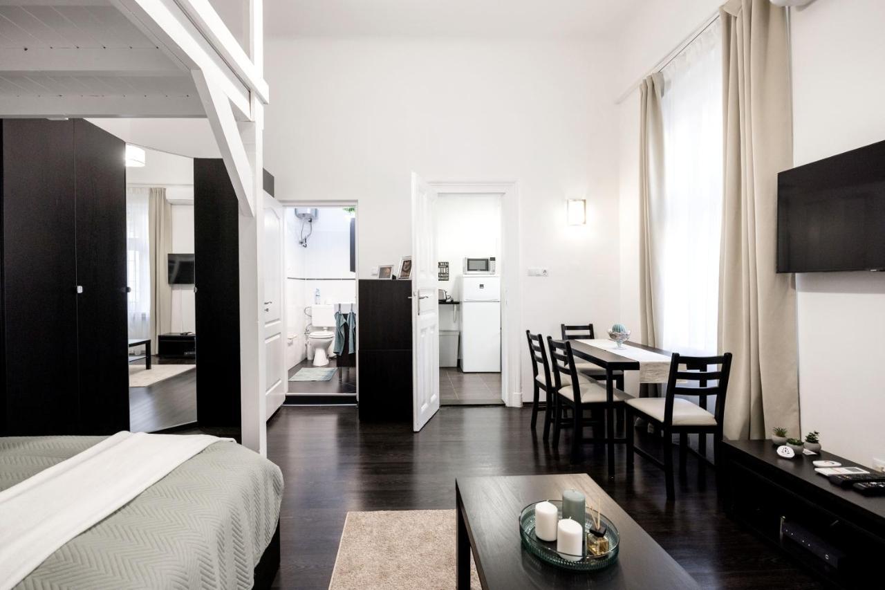 Charming Downtown Hideaway Steps From New York Cafe! * Будапешт