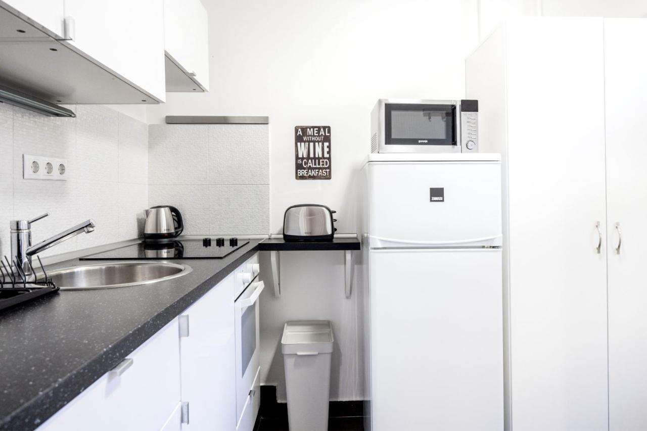Апартаменти Charming Downtown Hideaway Steps From New York Cafe! Будапешт