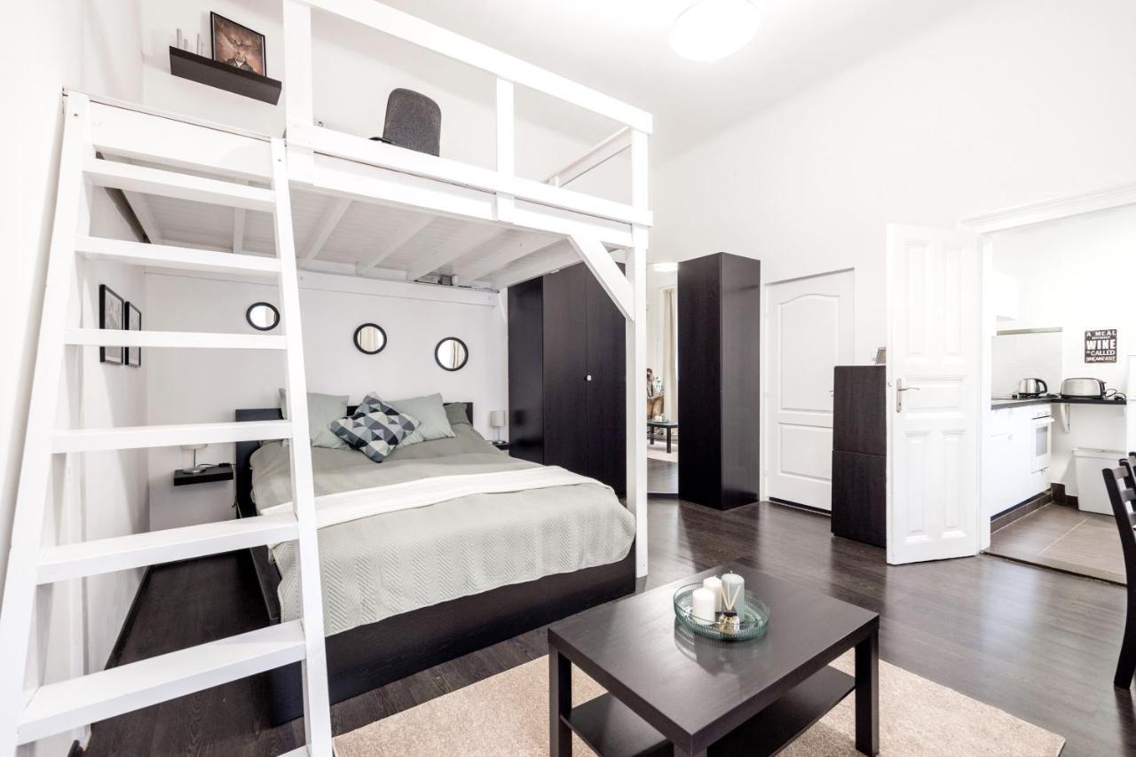 Апартаменти Charming Downtown Hideaway Steps From New York Cafe!