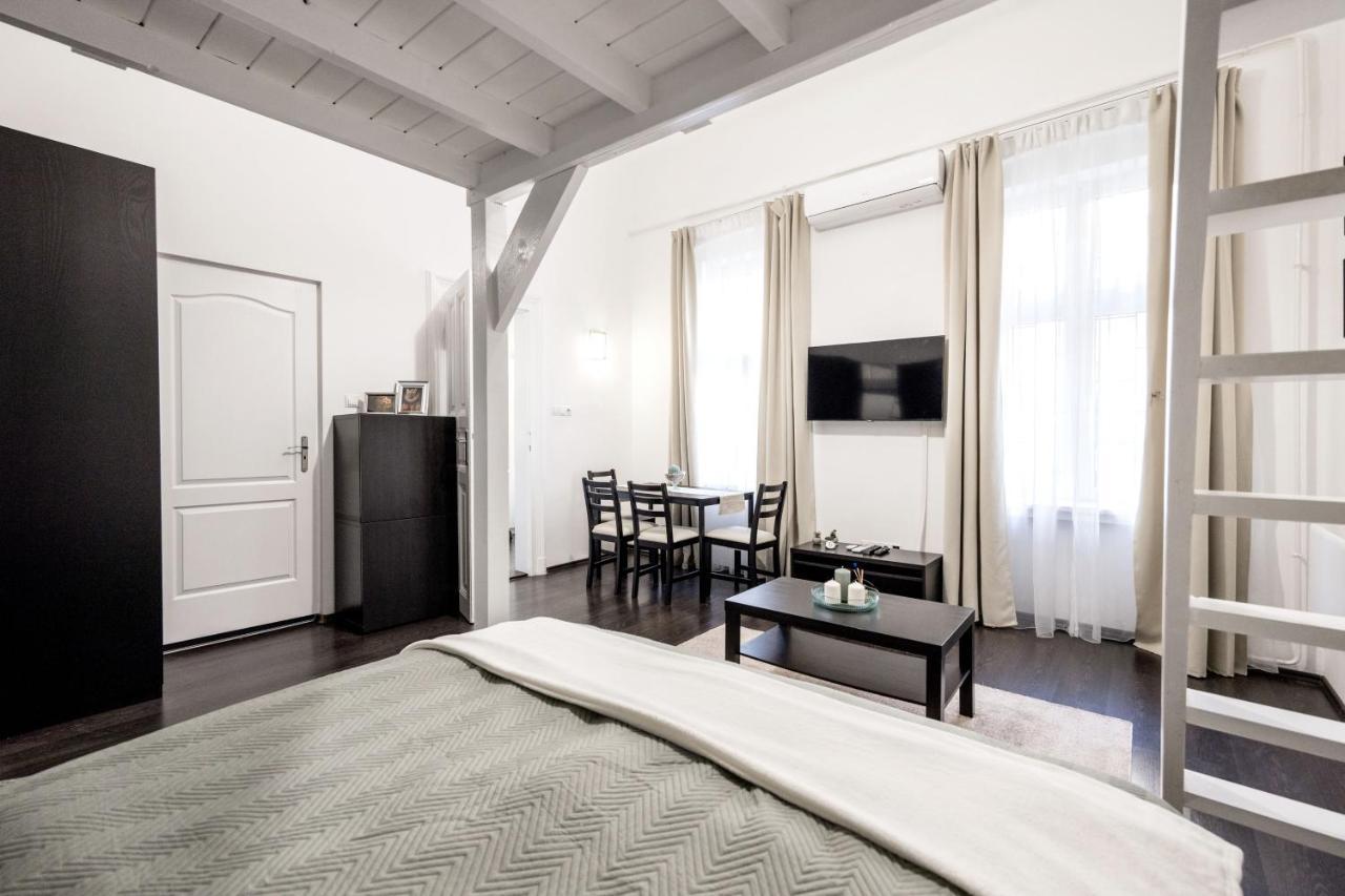 Charming Downtown Hideaway Steps From New York Cafe! *