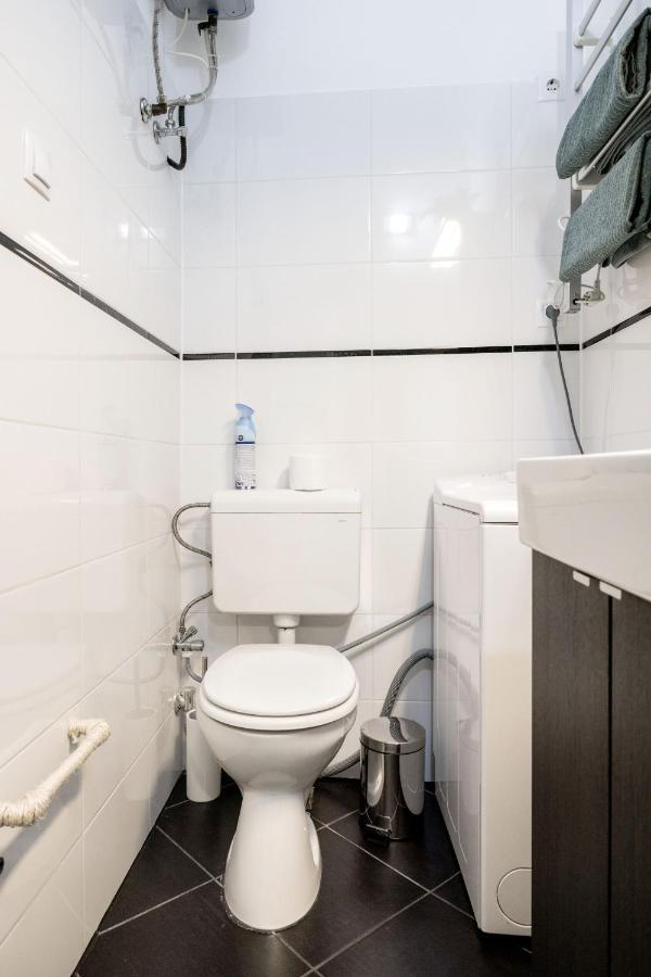 Charming Downtown Hideaway Steps From New York Cafe!