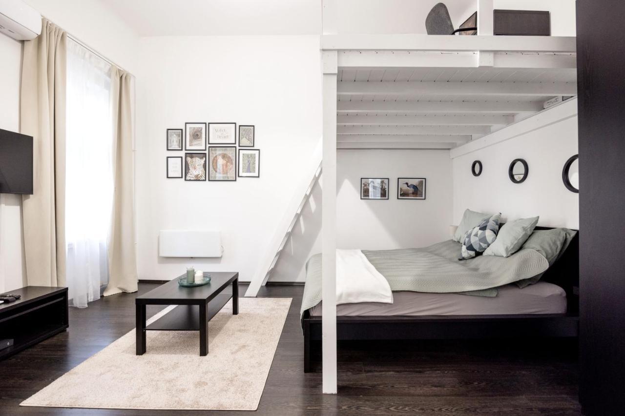 Апартаменти Charming Downtown Hideaway Steps From New York Cafe! Будапешт