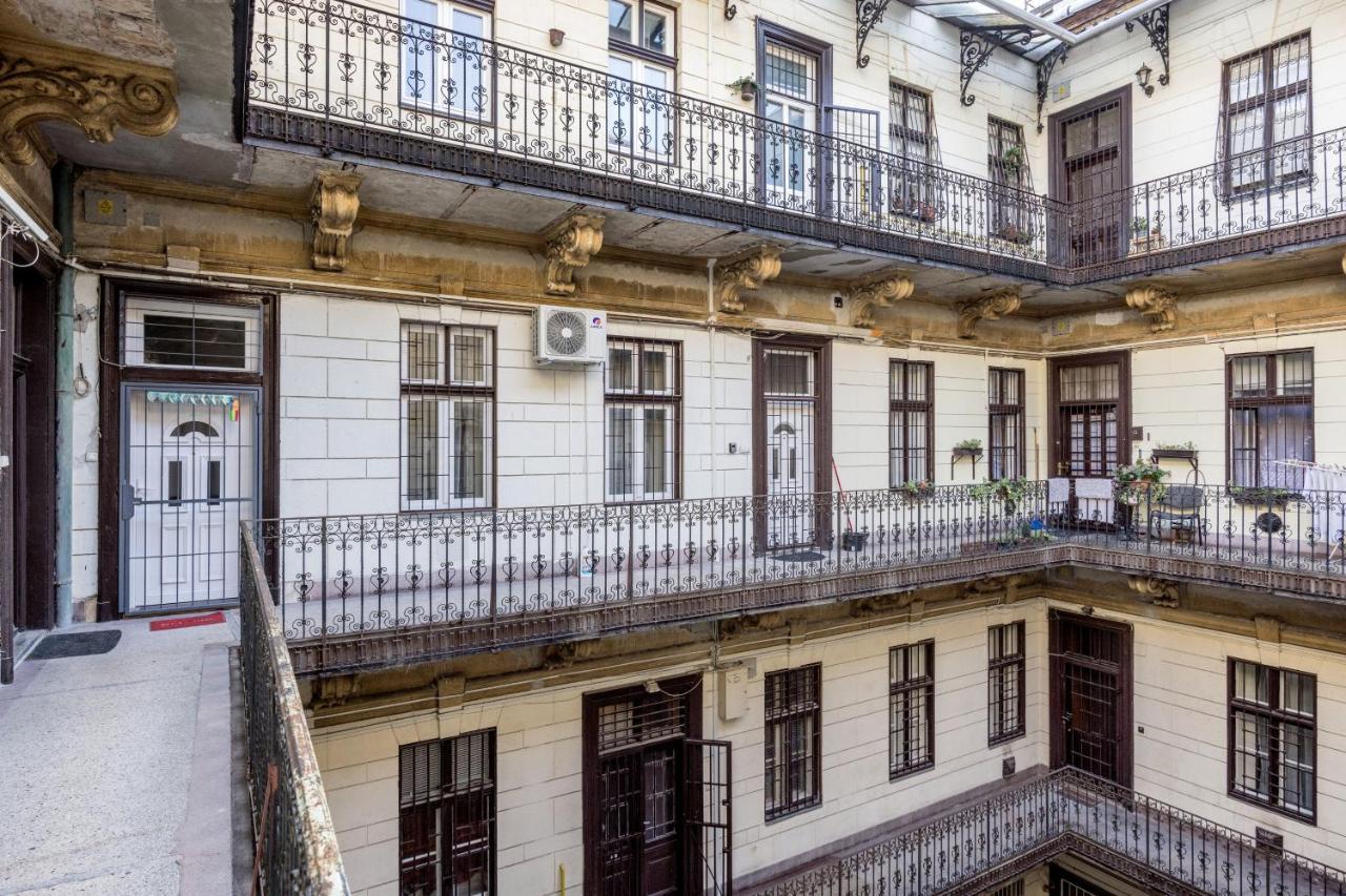 Апартаменти Charming Downtown Hideaway Steps From New York Cafe!