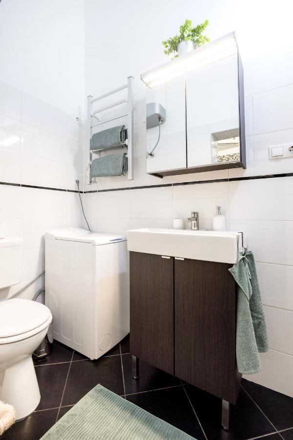 Апартаменти Charming Downtown Hideaway Steps From New York Cafe! Будапешт