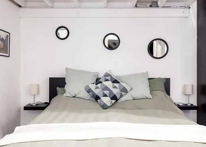 Charming Downtown Hideaway Steps From New York Cafe!